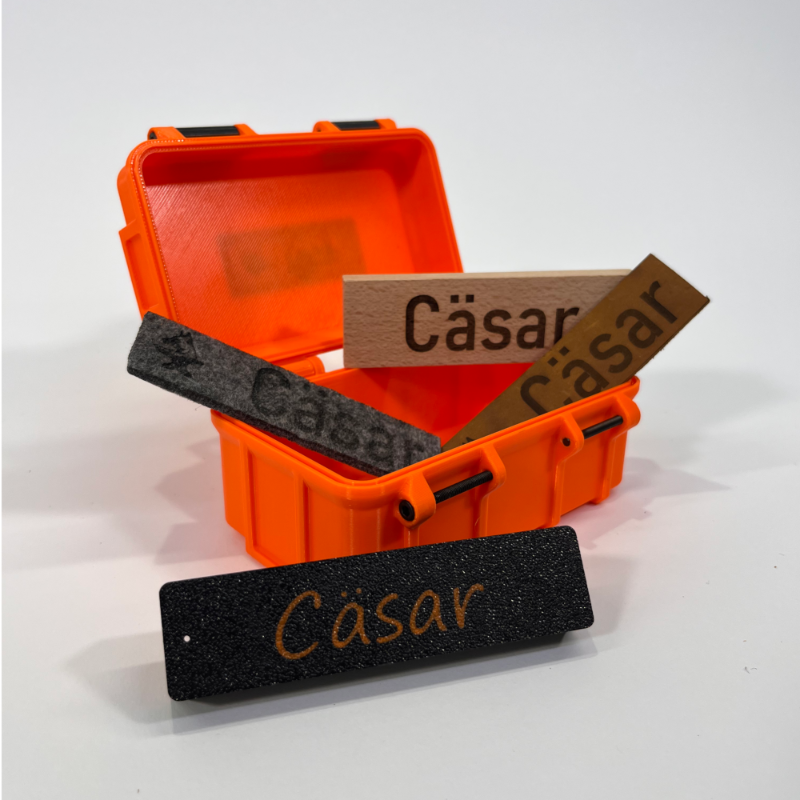 HoundForge Kit: oranger Case mit Fährtengegenständen aus Leder, Holz und Wollfilz, personalisiert mit Hundename